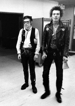 punkboys-and-longhairedmen:  aliciaandme: Johhny Rotten and Sid Vicious // 1978 i don’t understand this attraction but it’s fucking happening  Siddd 
