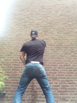 beuker71:  Taking a long horsepiss against a wall.   SO FUCKING HOT!