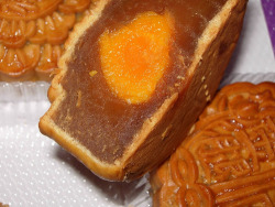 in-my-mouth:  Mooncake
