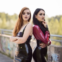 latexsoftengine:  cazyopeJune 06 6946732 - 03:05So I met this wonderful girl! @bella_isadora_official She’s a real cutie   What do you think?  Latex from @brightandshinystore and @westwardboundlatex and @latexcrazy  #latex #latexmodel #latexfashion