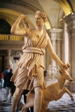toralf:  Roman copy of Greek statue attributed to Leochares ca 325 BC. Artemis grasps a deer by the horns and draws an arrow from her quiver. 