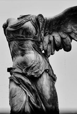 marmarinos:Detail of the Winged Victory of Samothrace, also known as Nike of Samothrace, a Hellenistic Greek statue dated to the 2nd century BCE. Parian marble. Currently located in the Louvre. 