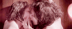 Kristen Stewart kissing Vanessa Bayer in “This spring, find your Totino”, SNL season 42, ep.13 (feb. 4, 2017)