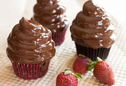 thecakebar:  Chocolate Covered Strawberry Hi Hat Cupcakes 