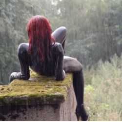 cocoon-of-latex:I love the rain.. and catsuits😍