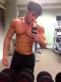 gayfuckr:  alphamusclehunks:  SEXY, LARGE and IN CHARGE. Alpha Muscle Hunks.http://alphamusclehunks.tumblr.com/archive  This guy is fucking hot, if he worked out topless like this in my gym, I’d probably fall off the treadmill! Believe me it’s very