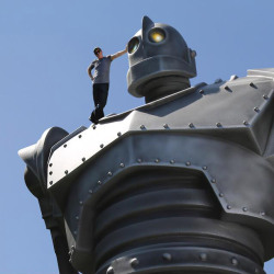 ca-tsuka:  The Iron Giant is coming back to US theaters.Remastered “Signature Edition”.Two all-new scenes.New FX animations by Michel Gagné.  YES YES YESYTESSSDF DSFSYES
