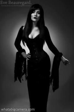 sharemycosplay:  Black &amp; White has never looked as good with this Adams Family Morticia by @Eve_Beauregard. #cosplay #reblogthursday thedragonx911:  The Adams Family - Morticia Cosplayer: Eve Beauregard * Photographer: WhatABigCamera.com  