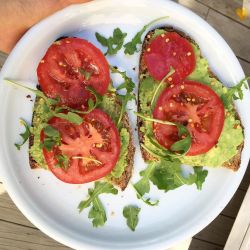 avocado-toast-temple:  Lunch🌱 Avocado toast on rye bread with topped with lemon juice, chilli flakes, tomatoes and arugula💦 by theveganapprentice https://instagram.com/p/7n0GGPSH-n/ 