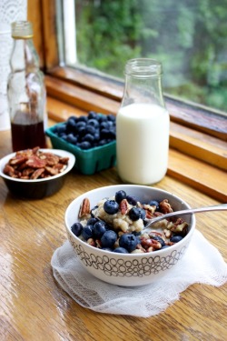 happyvibes-healthylives:  Blueberry Banana Oatmeal with Pecans 