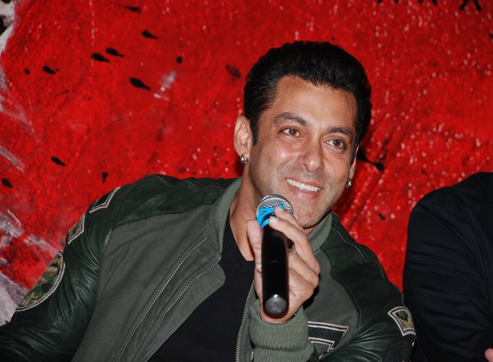 2013 - ★ Salman Khan at Jai Ho’s trailer launch (Chandan Cinema, December 12th 2013) ! Tumblr_mxpmcrHPb31qctnzso4_1280