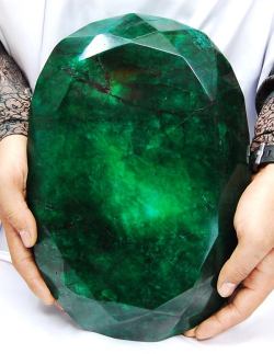 kajpaj:  -  Teodora  Weighing in at a hefty 11 kilos (57,500 carats), the world’s largest faceted ‘emerald’ was mined in Brazil and cut in India. Its name is Portuguese for gift of god.   no this is a dragon egg 