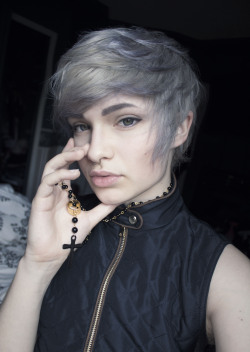 criedwolves:  today’s look was inspired by mihael keehl [ necklace | vest ] 