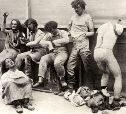 mannequinsvitrine:  Mannequins endommagés après un incendie au musée de cire de Madame Tussaud, Londres, 1930. 