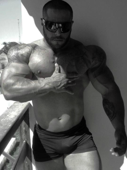 musclegods2:  I want so bad to lick that thumb.. well among other parts. Bruno Moraes Cunha 