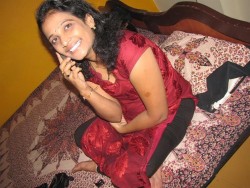fuckingsexyindians:  chubby Indian housewife caught getting undressed http://fuckingsexyindians.tumblr.com  Evet ama bu iyi geceler