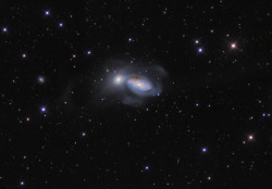 disconverge:  into-theuniverse:  Arp 94: large spiral galaxy NGC 3227 and smaller elliptical galaxy NGC 3226    