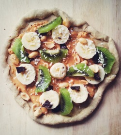 goalstopursue:  Finished the last of my multi-grain pizza dough this morning by making a sweet pizza for breakfast. I used crunchy peanut butter as the ‘sauce’ and topped with banana, kiwi, dark chocolate, peanuts and coconut, not bad! Made a lovely