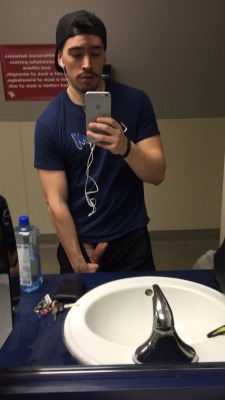 subcyst:  ultimate-weeabooboo:  Getting risky at the gym.  My boyfriend everybody 
