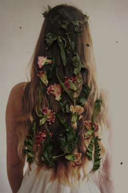 lastsixfifty:  Flowers in hair | (by Elle -) 