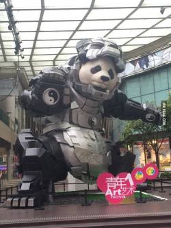 conchesumadres:  Meanwhile In Hong Kong   Iron panda????