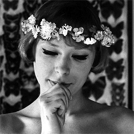 lichtreize:Daisies (Sedmikrásky) 1966, dir. by Věra Chytilová.