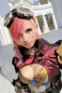 league-of-legends-sexy-girls:  Vi Cosplay