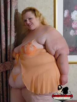 freak-for-ssbbw:  cl6672:  What a billowing beauty! Ultra-plush from head to toe ;)  Damn what a beautiful woman with such a sexy body! Does anyone know her name?  Ms havitall. I would love to have all that.