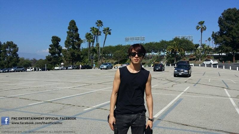 [Photos] Jung Yonghwa au Ryu HyunJin’s Game (LA Dodgers) à Los Angeles (27.05.2014) Tumblr_n6a31sWiJ01r5mu9go1_1280