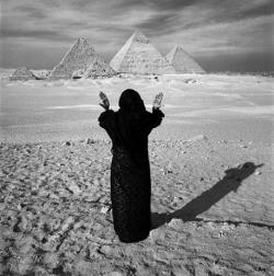 chaosophia218:Bedouin woman pays tribute to the pyramids.For centuries, members of nomadic desert tribes have journeyed across the desert to honor the pyramids.
