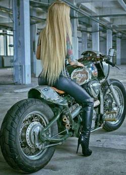 hotrodzandpinups:   HRP Summer Special - 300 Pin-Ups, Biker Babes and Inked Models - enjoy the Que 