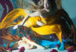 sauvamente: flyandfamousblackgirls:  Beyoncé’s underwater maternity photos 2017  Mermaid queen 
