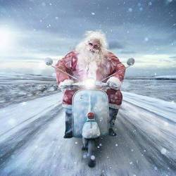 scooterscene:  Father Christmas, Vespa style. 