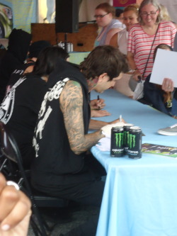 unbalanced-and-incomposed:  warped tour nostalgia i title this one “austin carlile signing things for people who payed to meet om&amp;m while i met him without having to pay later in the day”