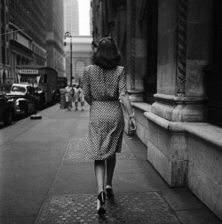 parisianclass:  vermillons:  Walk this Way : 43rd and 5th. New York City. 1946.    ♢ 