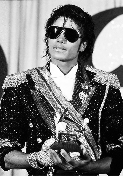 Hace 30 años: La noche de los Grammy de Michael Jackson Tumblr_mzyui5Oiv31qbc20oo6_250