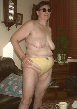 Old lady in yellow panties shows her flabby belly and breasts!Find your senior sex partner here!