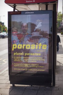 finofilipino:   Estos carteles sobre PARÁSITOS han aparecido en algunas paradas de bus de Londres.  Well, they do give you something in return, they contribute a few things to your life:-they bring more poverty to your life and noise to your country’s