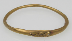 ancientjewels:  4th century CE Roman gold bracelet depicting sea life. From the Metropolitan Museum of Art.