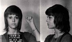 En 1970, l’actrice américaine Jane Fonda est arrêtée à la douane de l’aéroport de Cleveland pour possession de «pilules» suspectes qui s’avèreront être de vrais médicaments. Mais Jane est dans le collimateur des autorités judiciaires