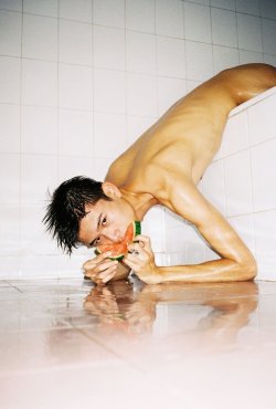 kimjoonyong:    Chinese Photographer Ren Hang Has Passed Away At The Age Of 29  http://renhang.org/https://www.flickr.com/photos/ren-hang/