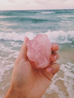 nyancu: swag-tears:  Beaches and crystals  First glance I thought someone was gonna put a bath bomb in the ocean. 