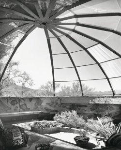 mazzystardust:  Woods Residence (‘The Dome House’) by Soleri &amp; Mills, Cave Creek, Arizona, 1950 ph. Julius Shulman 