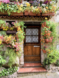 innerbohemienne:  Cottage entry in Antibes, Provence, France 