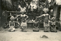 Via Collectie P.F. ValoisKitty&rsquo;s picturebook from her trip &ldquo;Bandoeng-Soerabaja-Bali. Balireis 1939. Ned-Indië  Balinese dance performance  