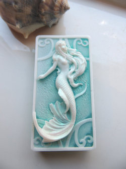 danniebobannie:  lesstalkmoreillustration:  Handmade Sea Soap by Thecharmingfrog on Etsy   *More Things &amp; Stuff     These are so beautiful.