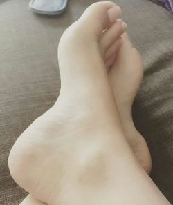 Beautiful feet and other stuff that turns me on..