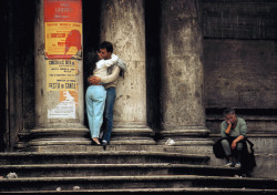 20aliens:  ITALY. Rome. Lovers at a church next to Fontana di Trevi. 1984Thomas Hoepker 