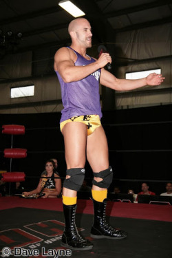 He looks weird with smooth shaven legs! I prefer hairy Cesaro! =P 