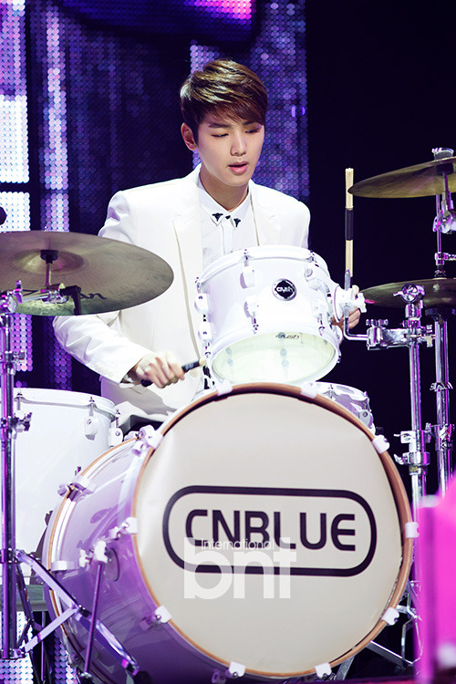 [Live] CNBLUE @ Mnet M!Countdown (27.02.2014) Tumblr_n1pfvfBNfz1rgxfbio2_500